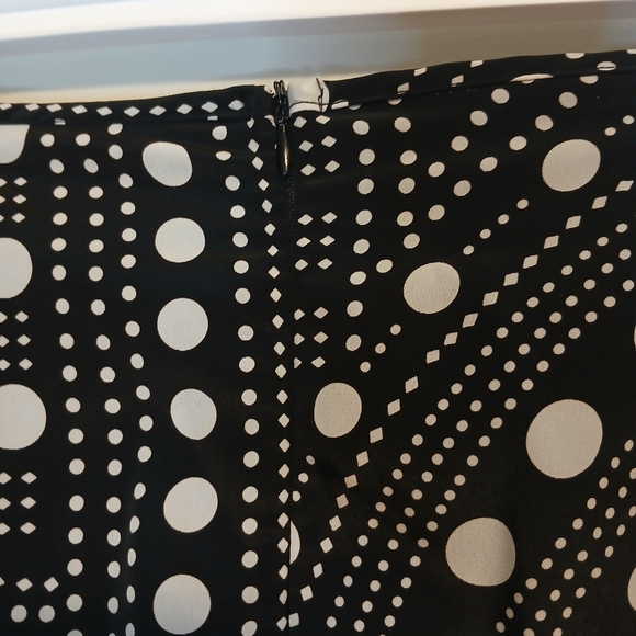 Xhilaration Black‎ and White Geometric Pencil Skirt - Picture 3 of 5